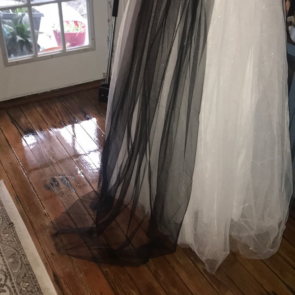 Beautiful black chapel veil with comb - Picture 3 of 5